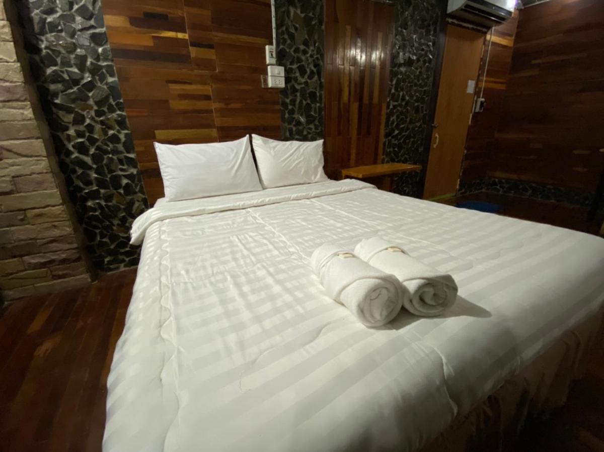 โรงแรมภูน้ำฟ้า - Phunumfha Hotel ชุมแพ - Housity