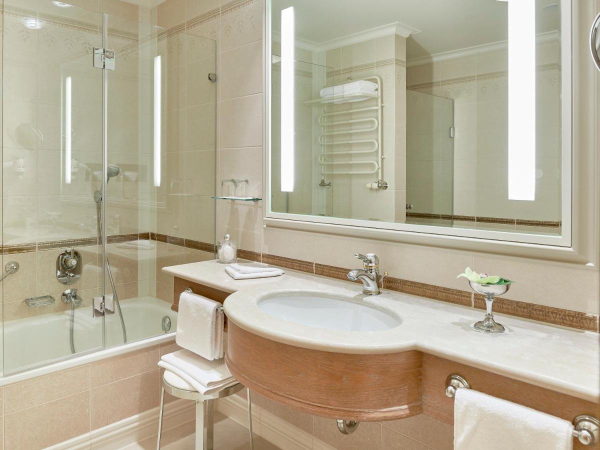 Ein Badezimmer in der Unterkunft A-ROSA Kurhaus Binz