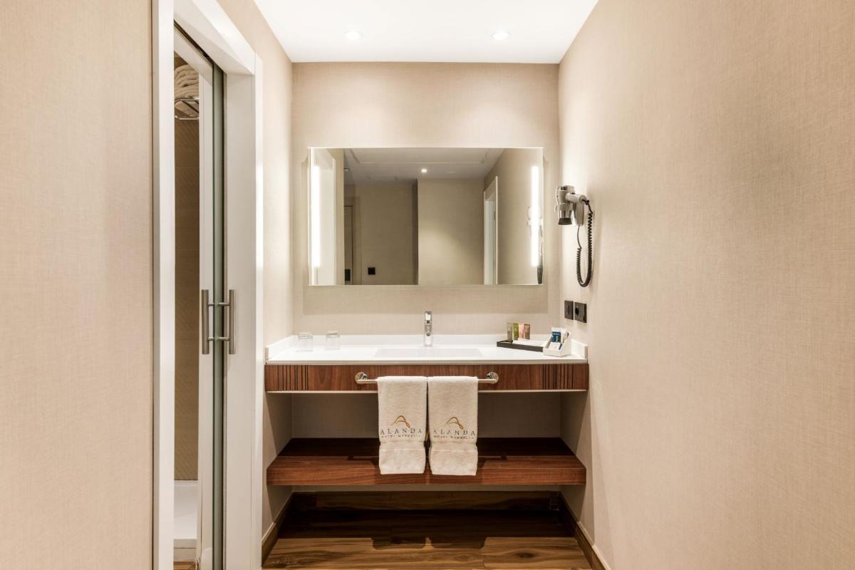 Un baño de Alanda Marbella Hotel & Wellness