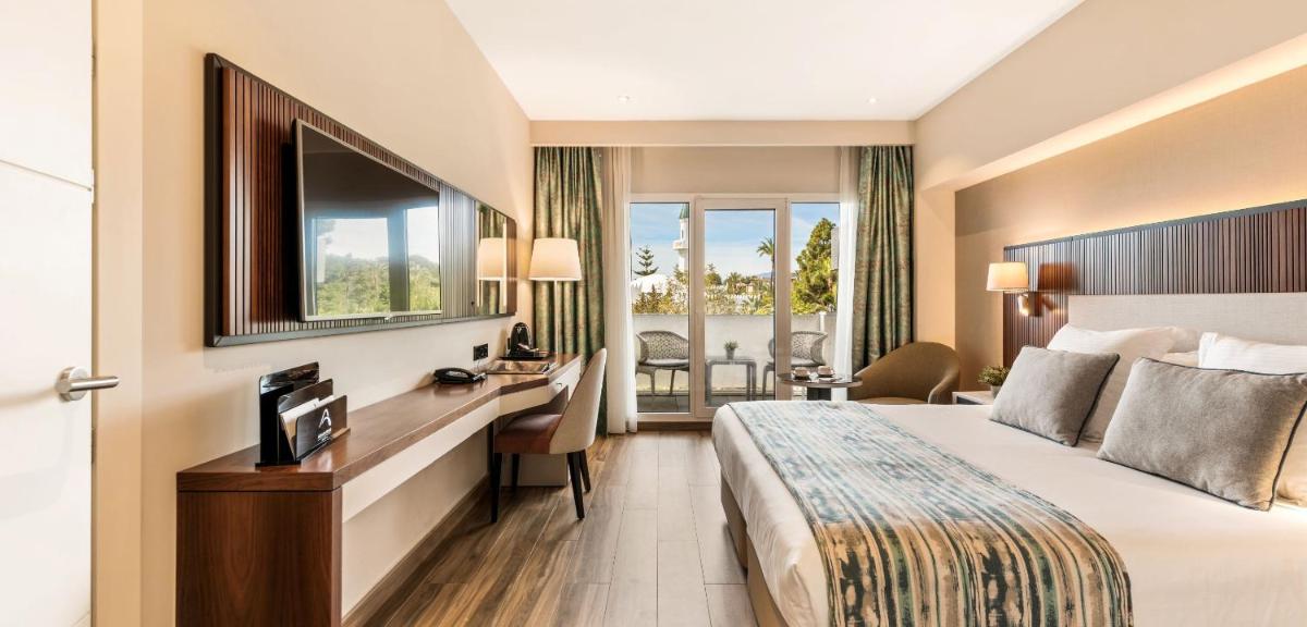 Cama o camas de una habitación en Alanda Marbella Hotel & Wellness