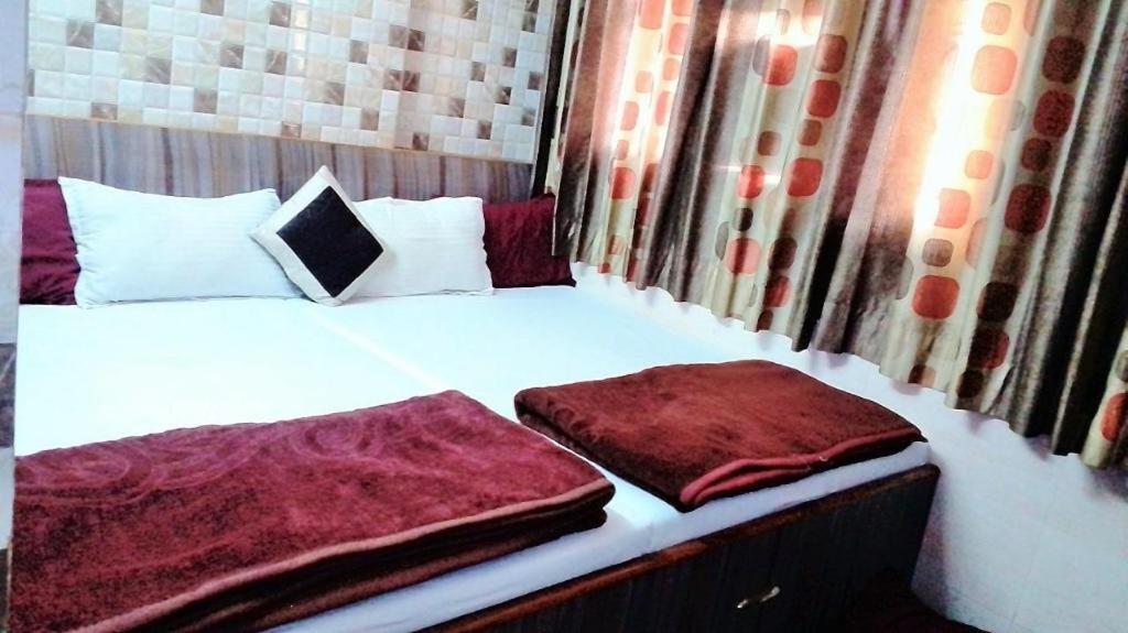 Ajanta Hotel 100 Mtrs Railway Station & 400 Mtrs Dargah - Housity