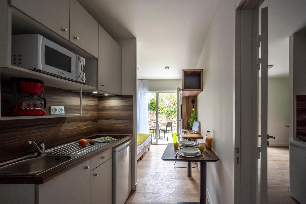Cuisine ou kitchenette dans l'établissement ATHOME RESIDENCE ET SPA