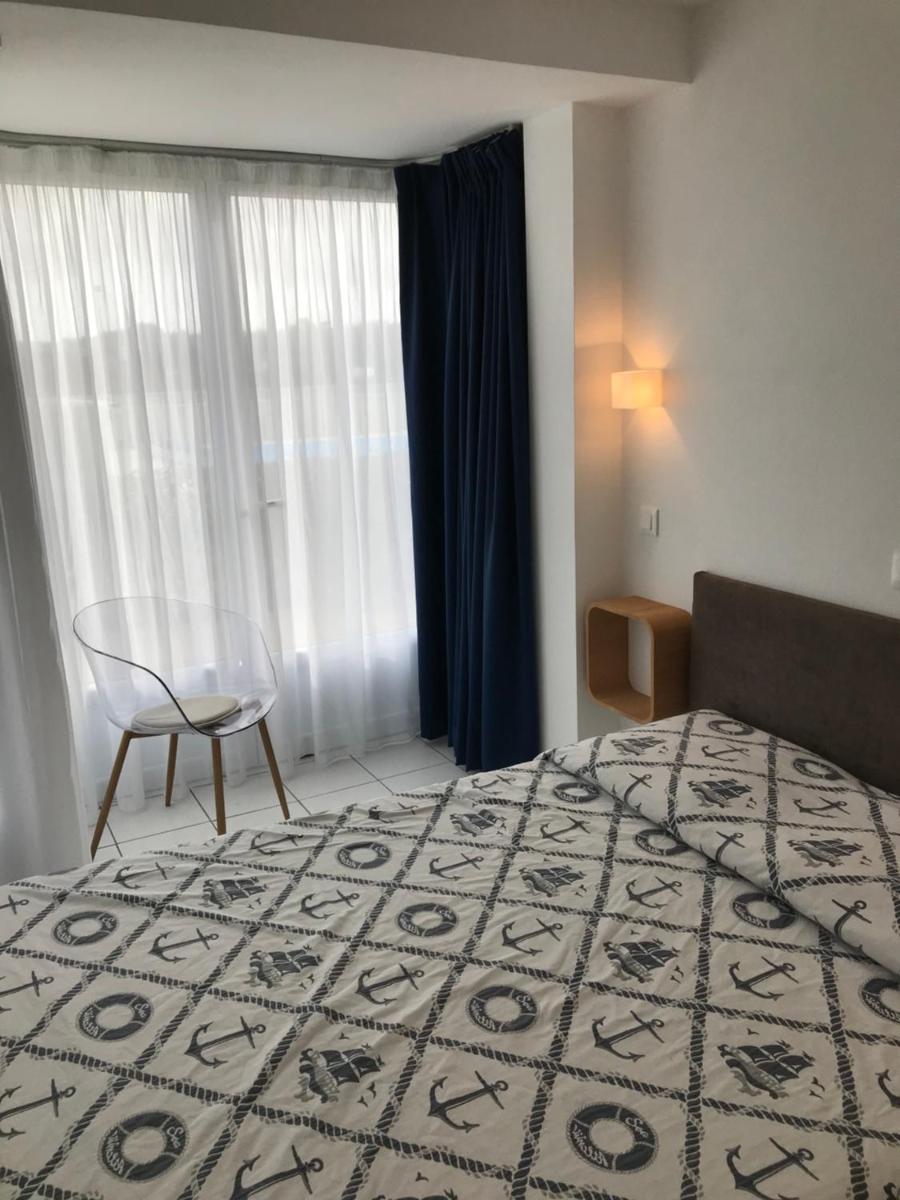 Rez de jardin 5 pers avec piscine, vue directe sur la plage à 40 m - Housity