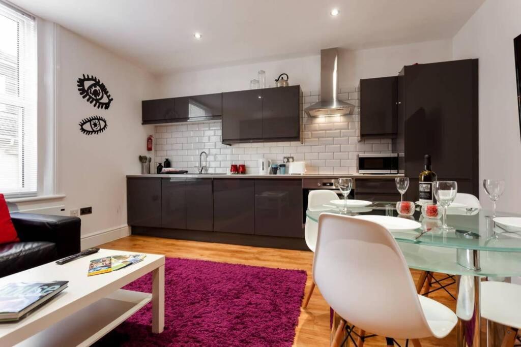 Stylish 2 bed 2 bath *Close To Beach and Centre with parking* - Housity