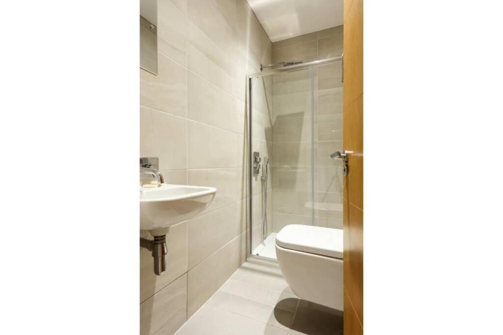 Stylish 2 bed 2 bath *Close To Beach and Centre with parking* - Housity