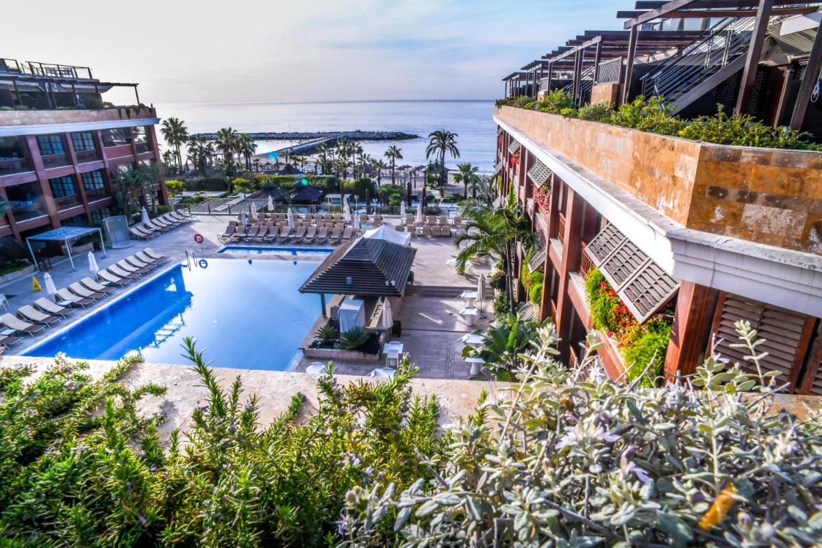 Una vista aérea de un hotel con piscina y el océano. en Gran Hotel Guadalpín Banus, en Marbella