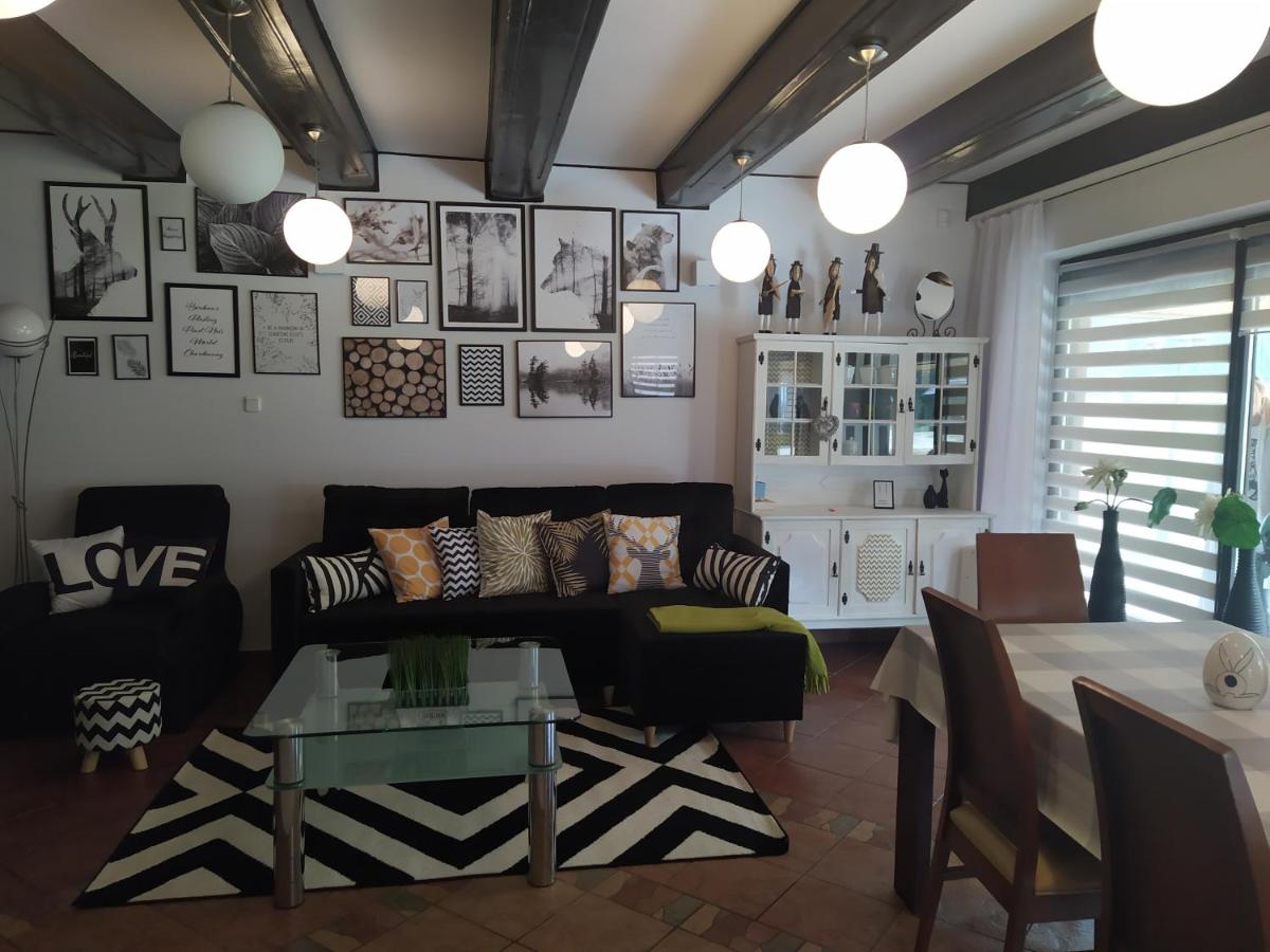 Dom nad stawem przy lesie - Housity