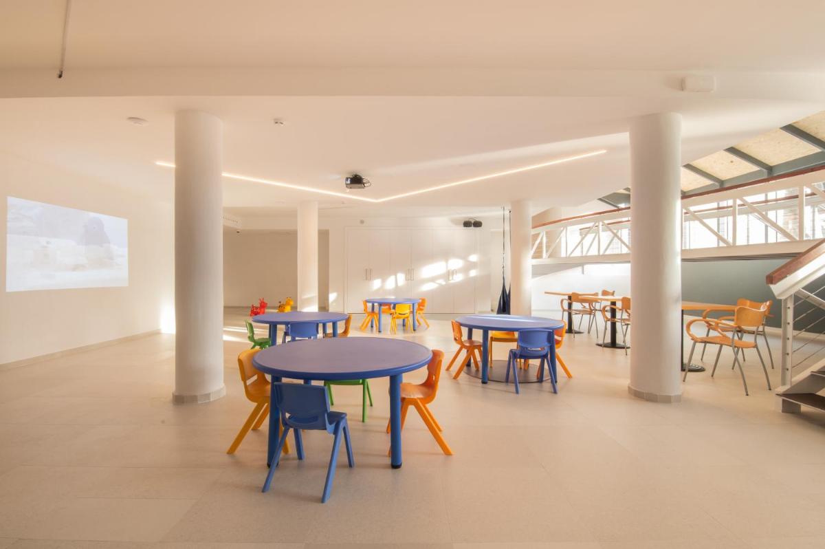 Un restaurante o sitio para comer en Blaumar Hotel
