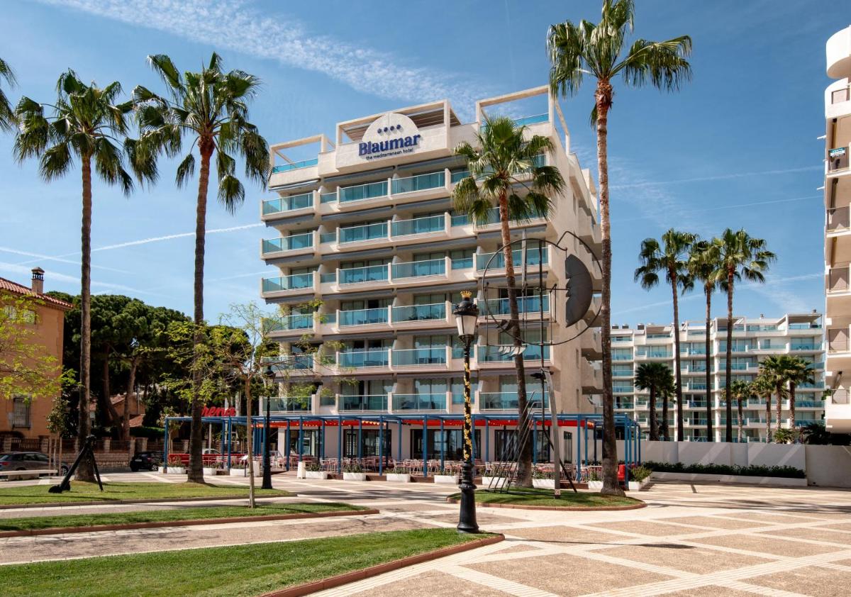 Un hotel con palmeras enfrente. en Blaumar Hotel, en Salou