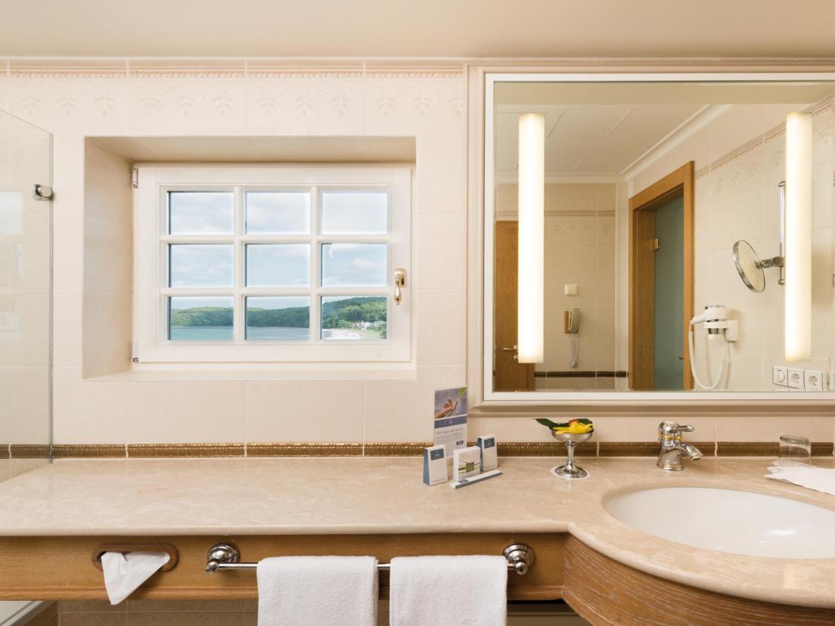 Ein Badezimmer in der Unterkunft A-ROSA Kurhaus Binz