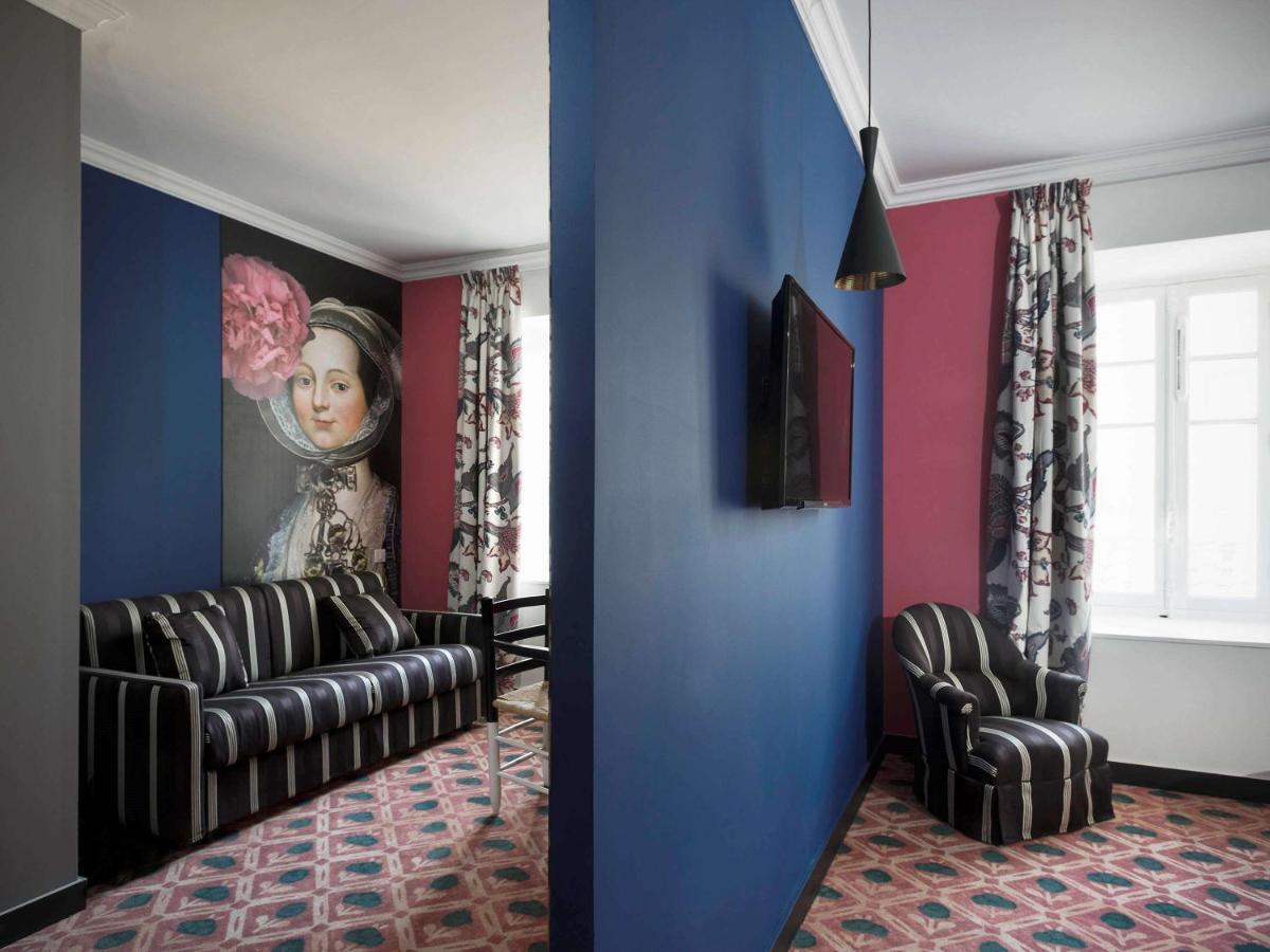 Télévision ou salle de divertissement dans l'établissement Jules César Hotel & Spa Arles - MGallery Collection