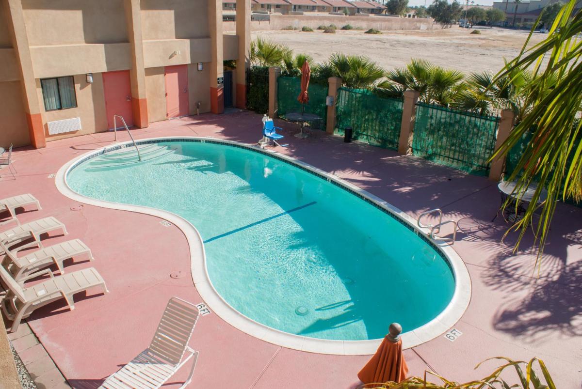 Super 8 by Wyndham Indio - Housity