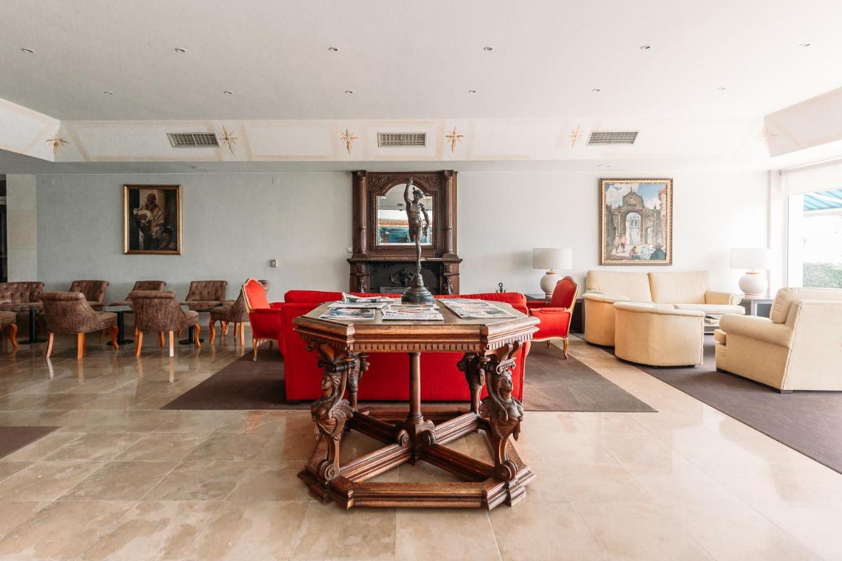 Uma área de estar em Conimbriga Hotel do Paço
