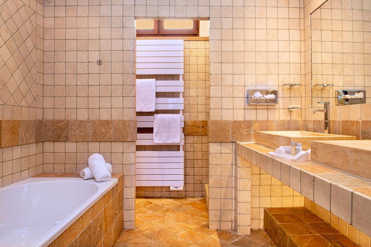 Salle de bains dans l'établissement La Bastide du Calalou Hotel & Spa, BW Signature Collection