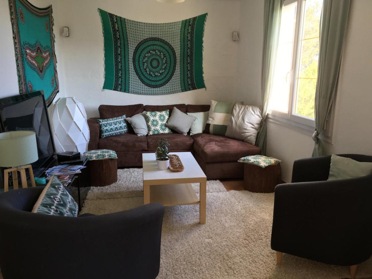 Bed,Kitchen and Swimming Pool Villa Esterel - Housity