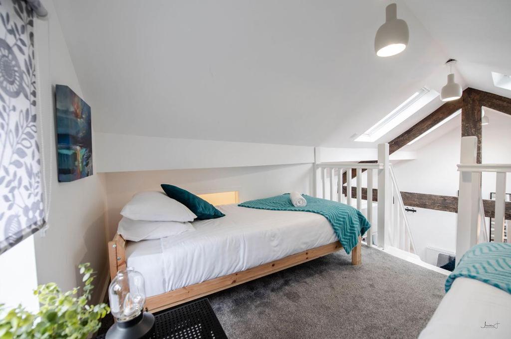 Apartment 2 Broadhurst Court sleeps 6, minutes from town centre & trains - Housity