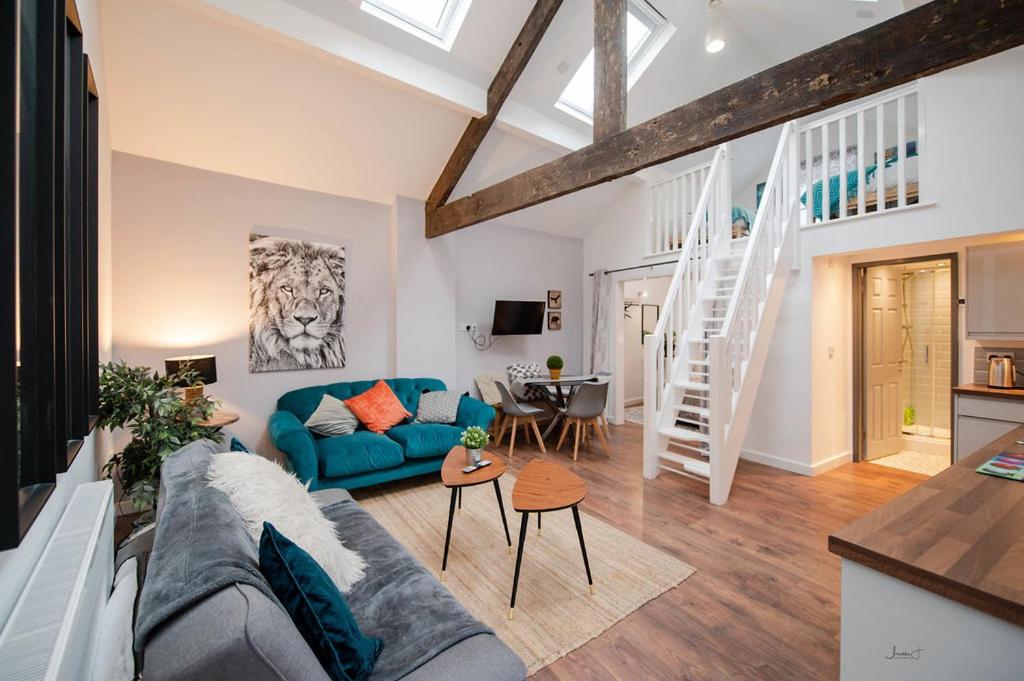 Apartment 2 Broadhurst Court sleeps 6, minutes from town centre & trains - Housity