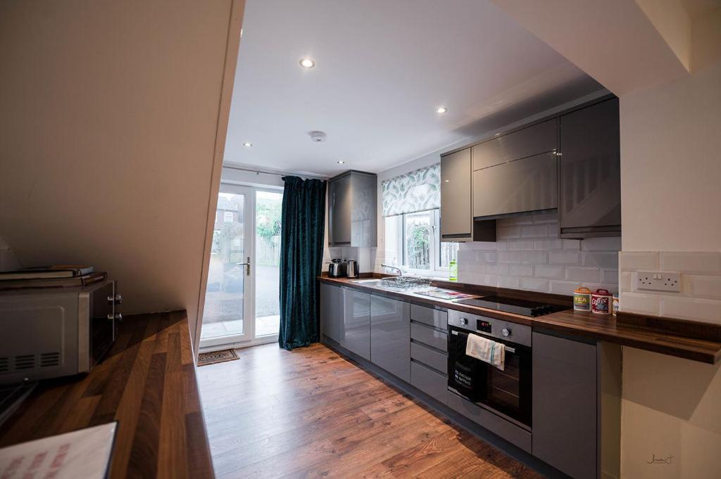 Air Host and Stay - Apartment 5 Broadhurst Court sleeps 6 minutes from town centre - Housity