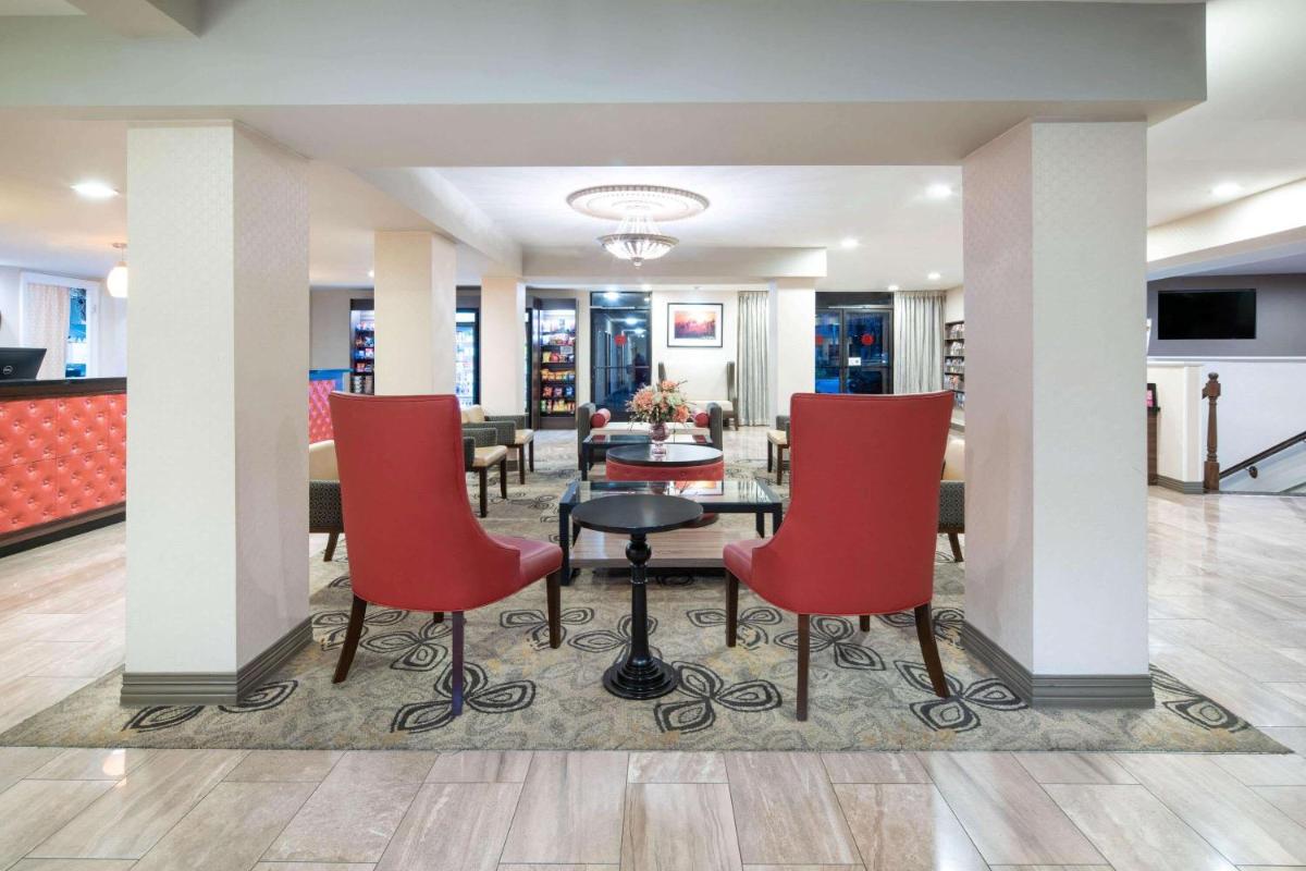 Ramada by Wyndham Burbank Airport - Housity