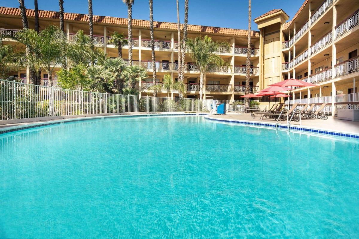 Ramada by Wyndham Burbank Airport - Housity
