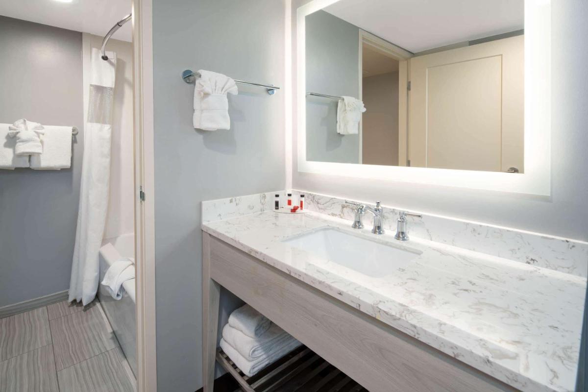Ramada by Wyndham Burbank Airport - Housity