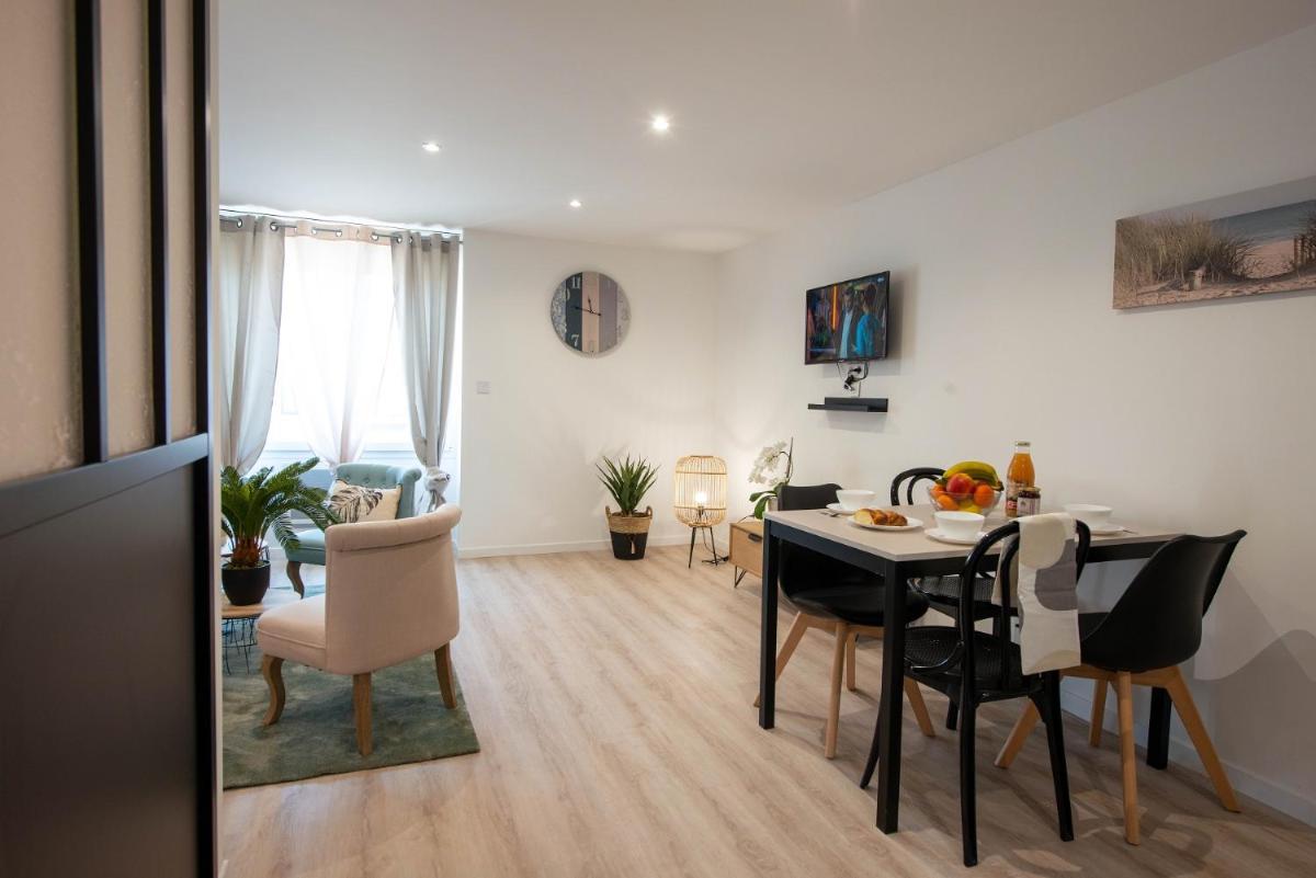 une salle à manger et un salon avec une table et des chaises dans l'établissement Résidence Les Océanes, à Les Sables-dʼOlonne