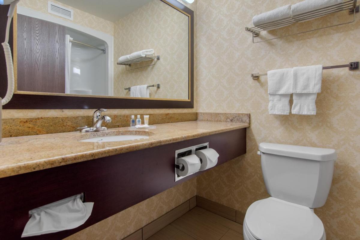 Comfort Inn & Suites - Housity