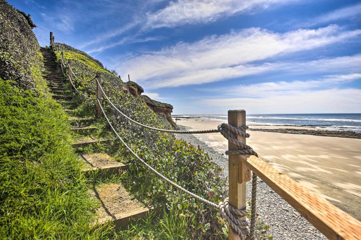 Oceanfront Cottage with Deck and Secluded Beach Access! - Housity