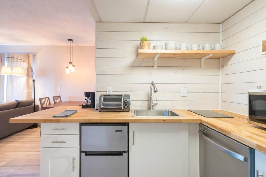 Deluxe Studio w/ Lakeview - free parking/pool - Housity