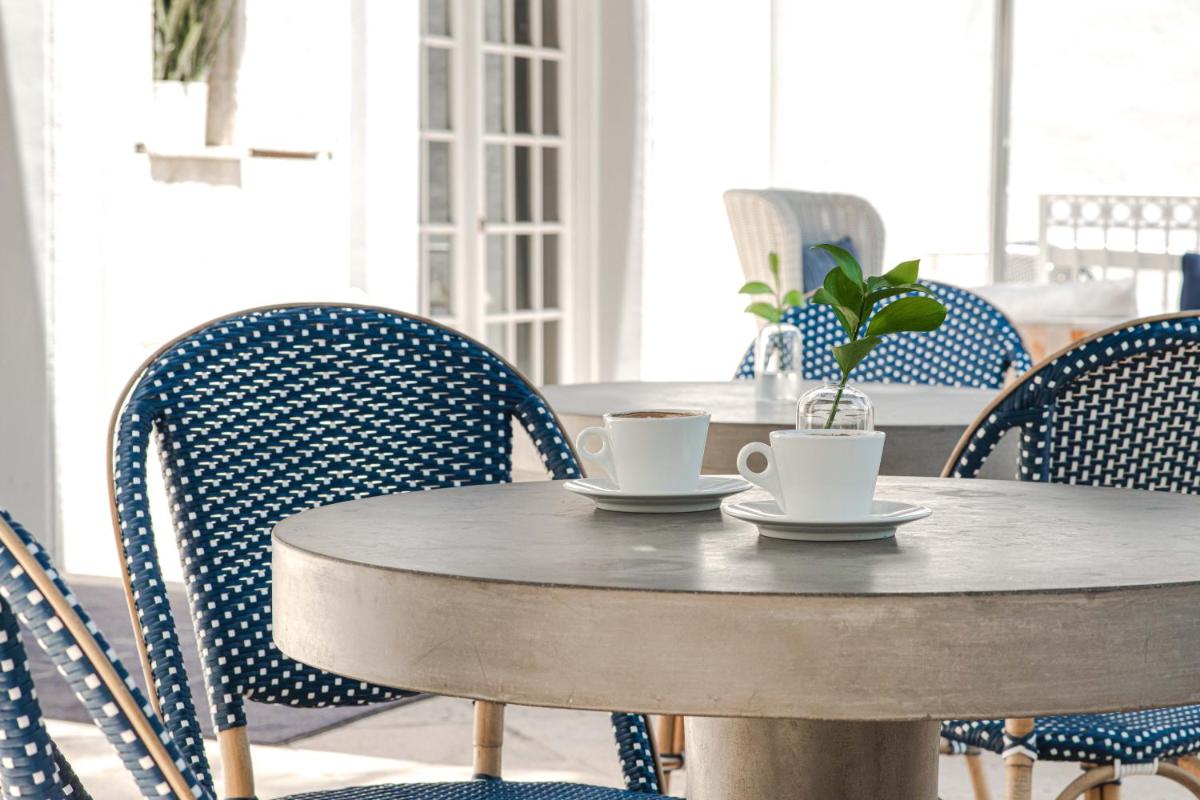 Blue Moon Hotel - Housity