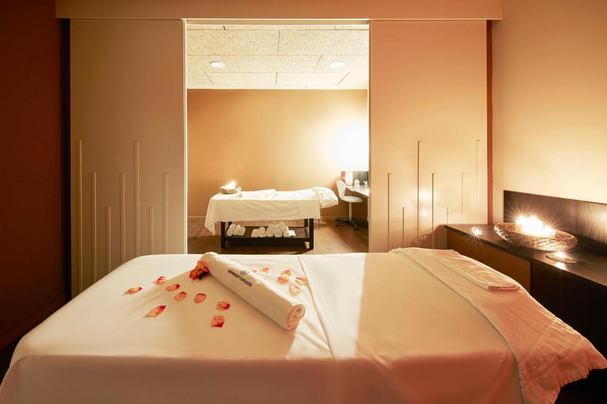 Cama o camas de una habitación en PortAventura Hotel Caribe - Includes unlimited access to PortAventura Park & 1 access to Ferrari Land