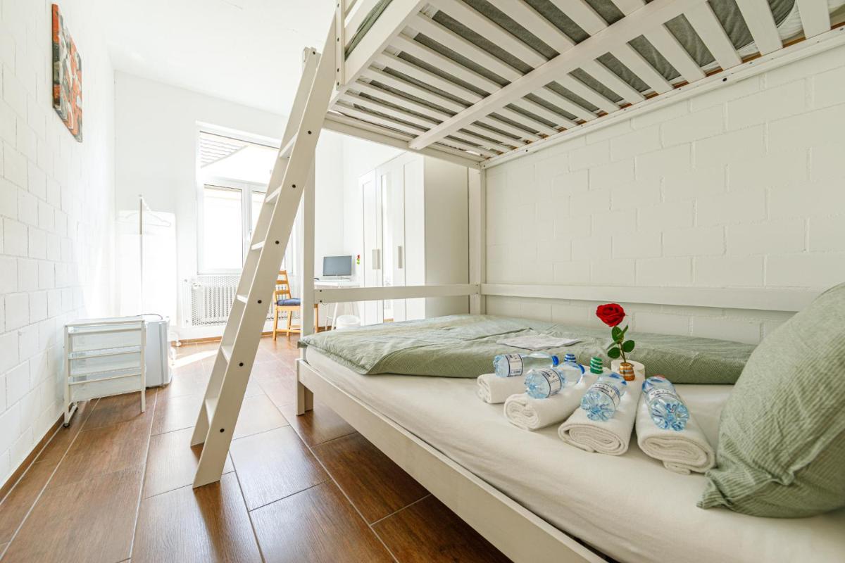 Simple Rooms - Yellow Inn - Housity