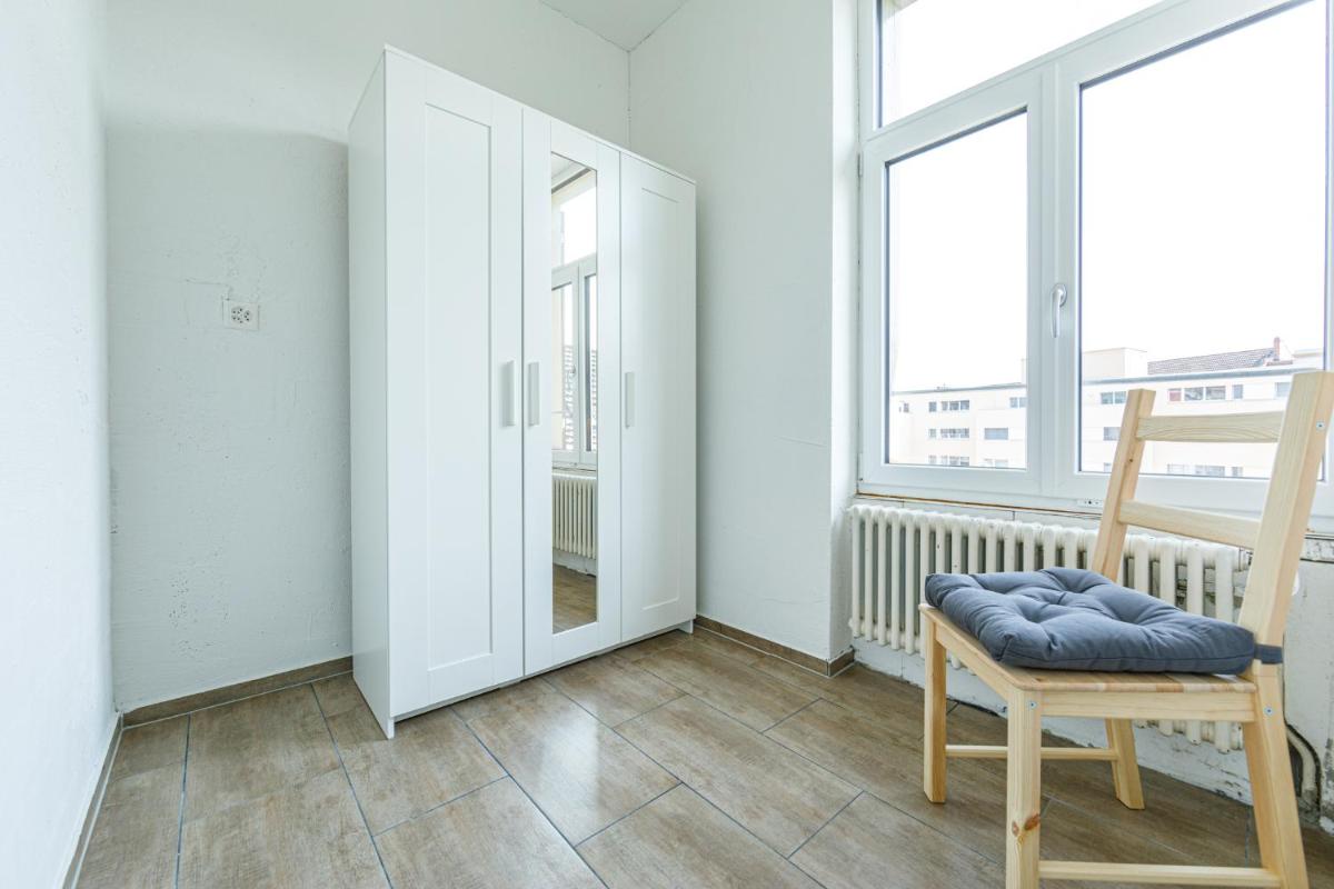 Simple Rooms - Yellow Inn - Housity