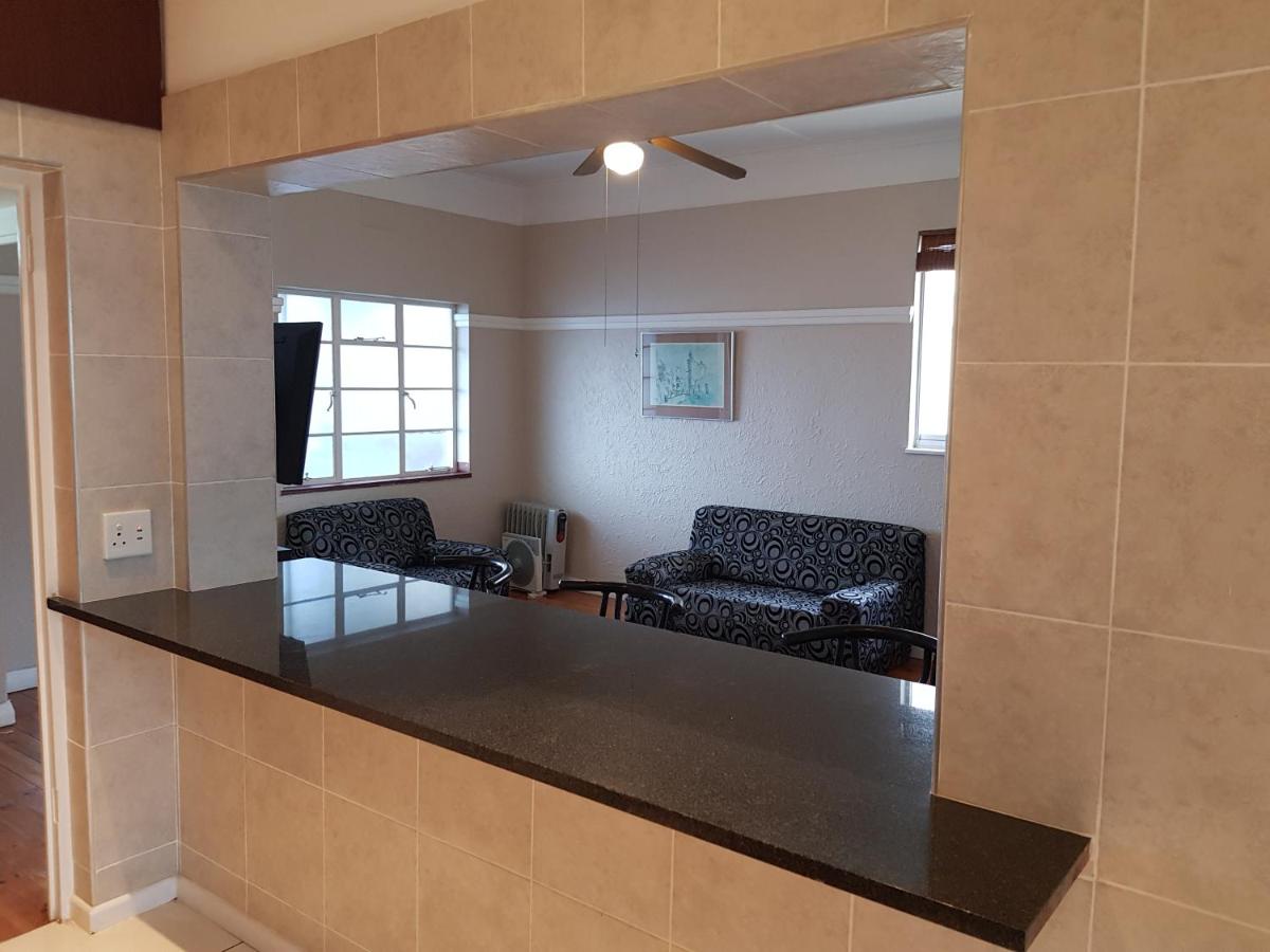 Bramber Court Art-Deco Self-Catering Apartments - Housity