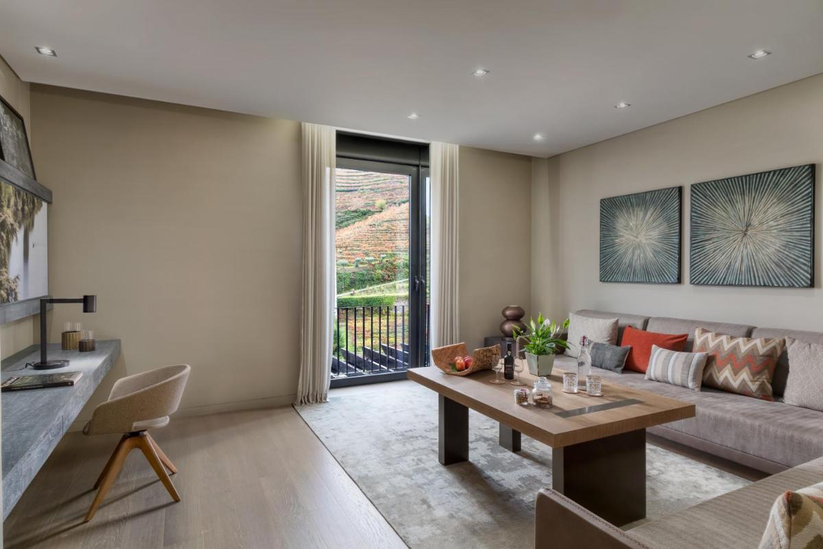 Uma área de estar em Six Senses Douro Valley