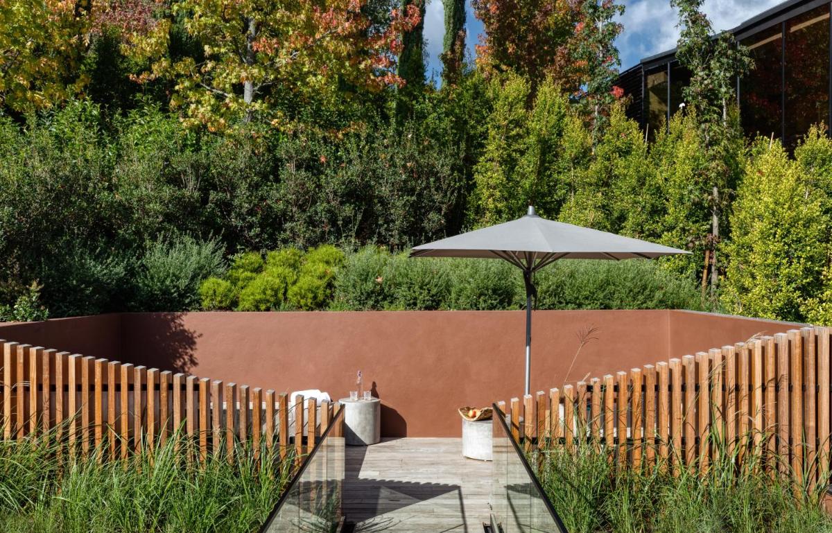 Um jardim no exterior de Six Senses Douro Valley