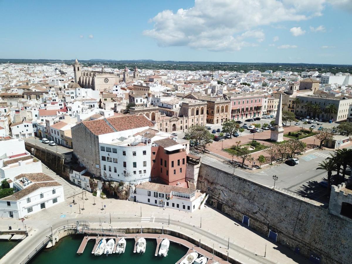 Una vista aérea de una ciudad con un río y edificios. en S'Hotelet d'es Born - Suites & SPA, en Ciutadella