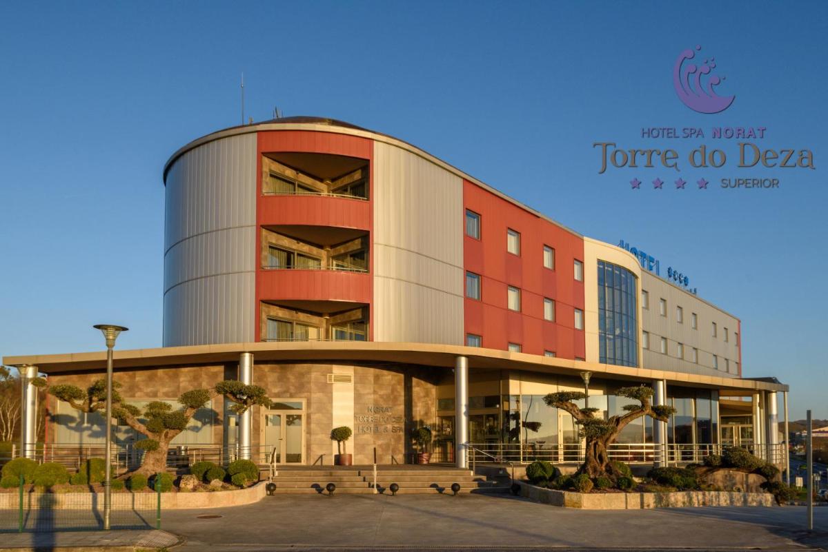 un edificio con una torre redonda encima en Hotel Spa Norat Torre Do Deza 4* Superior, en Lalín