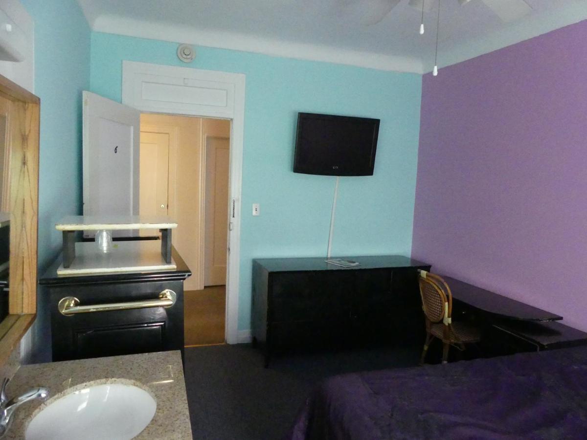 Hotel del Flores - Housity