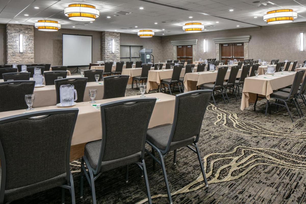 Holiday Inn Hotel & Suites Des Moines-Northwest by IHG - Housity