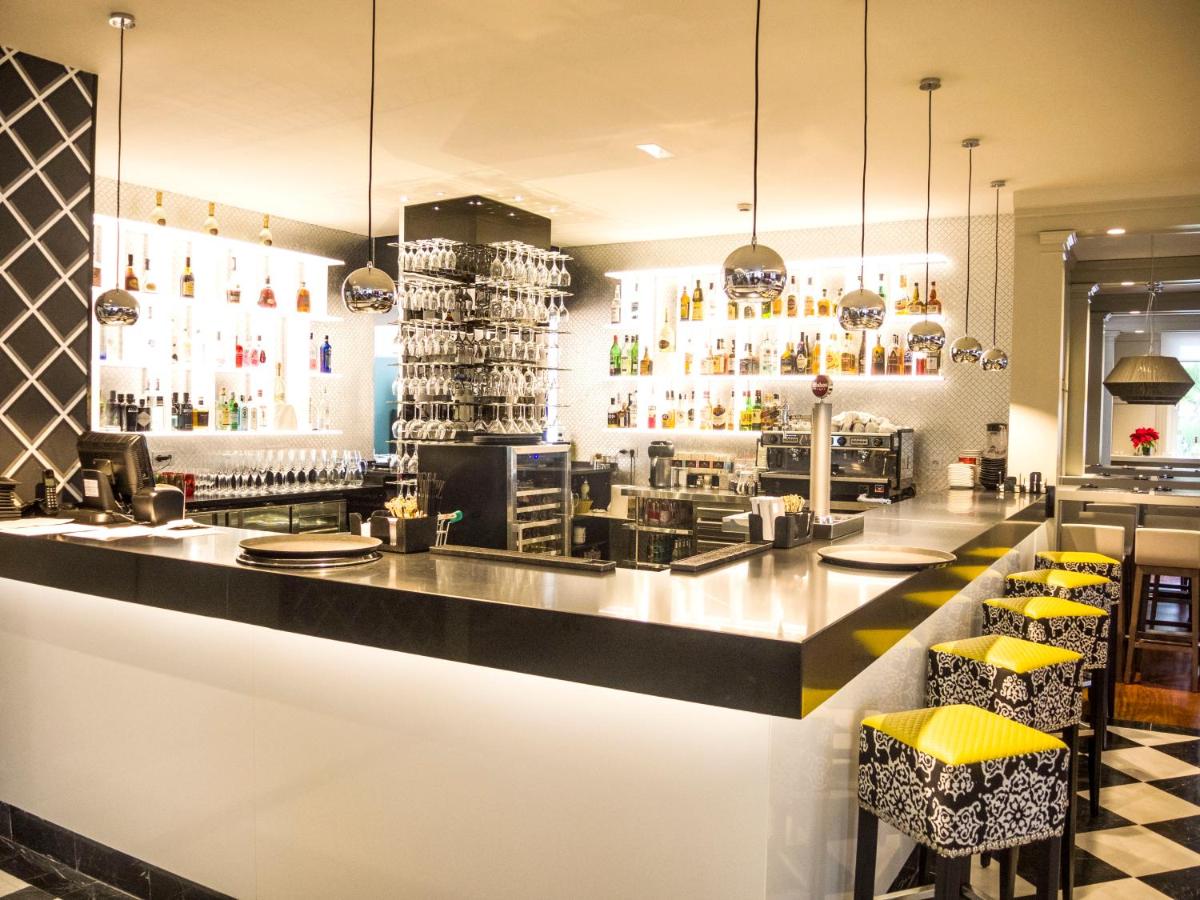 El salón o zona de bar de Aparthotel Monarque Sultán