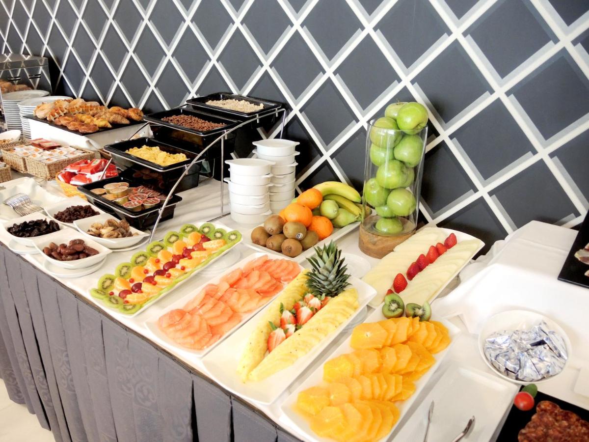 Comida en o cerca de este apartahotel