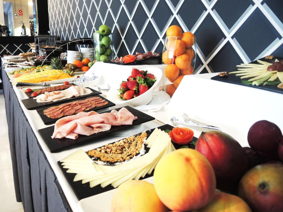 Comida en o cerca de este apartahotel