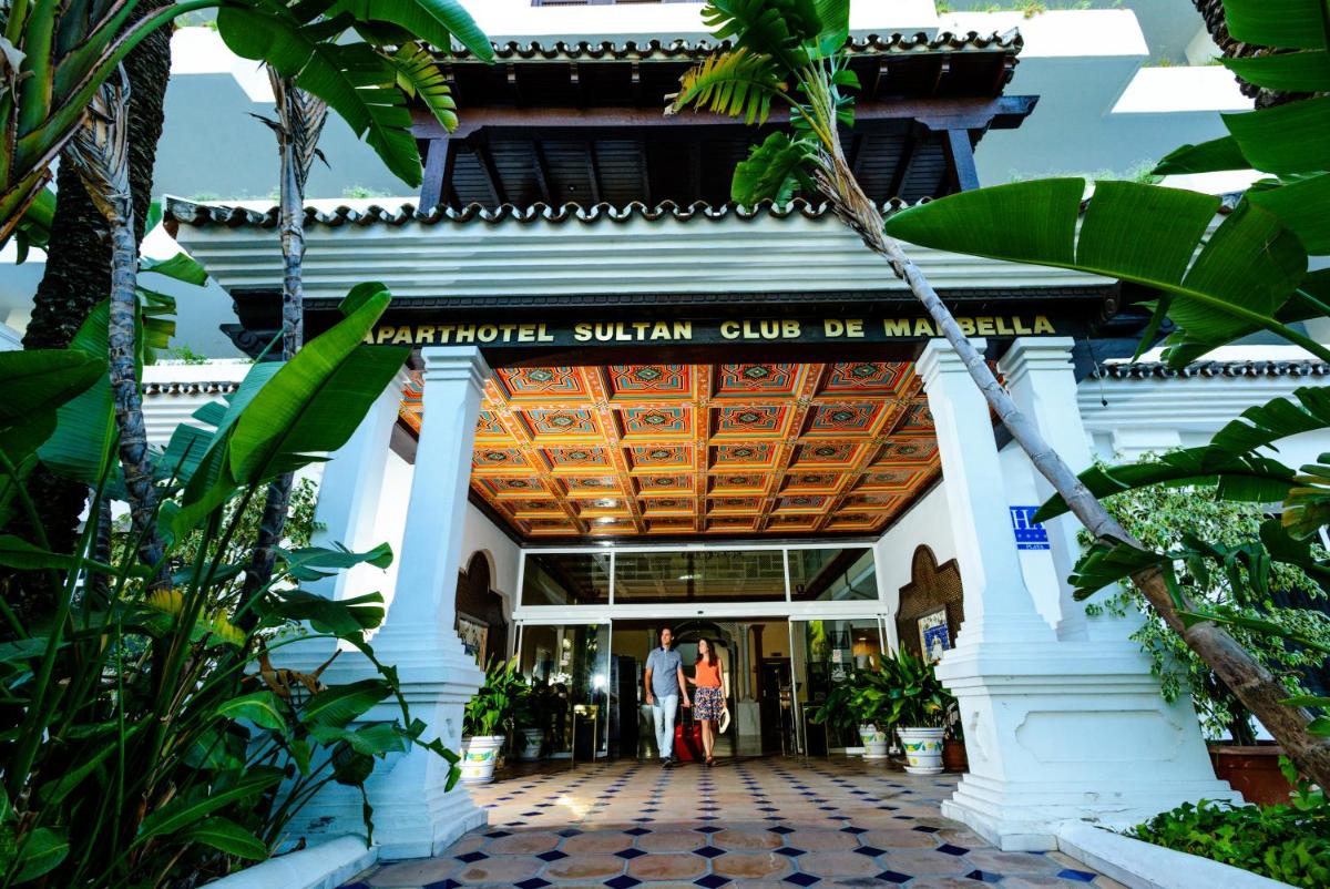 Un edificio con un cartel que dice Kamandalu Siam Cultural Club de en Aparthotel Monarque Sultán, en Marbella