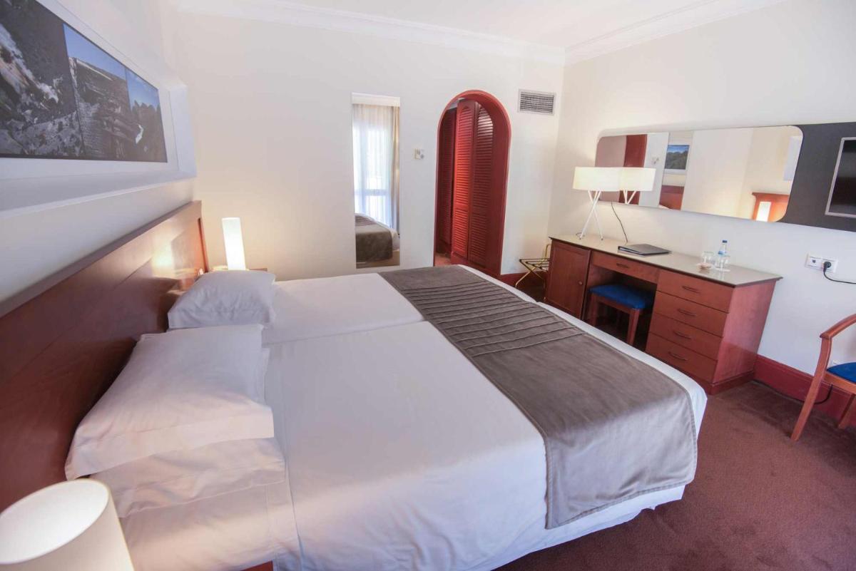 Uma cama ou camas num quarto em Azoris Faial Garden – Resort Hotel