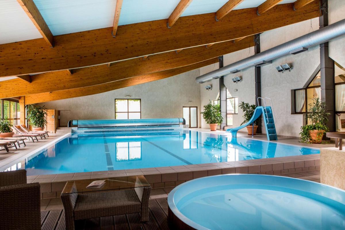 Piscine de l'établissement Best Western Le Relais de Laguiole Hôtel & Spa ou située à proximité