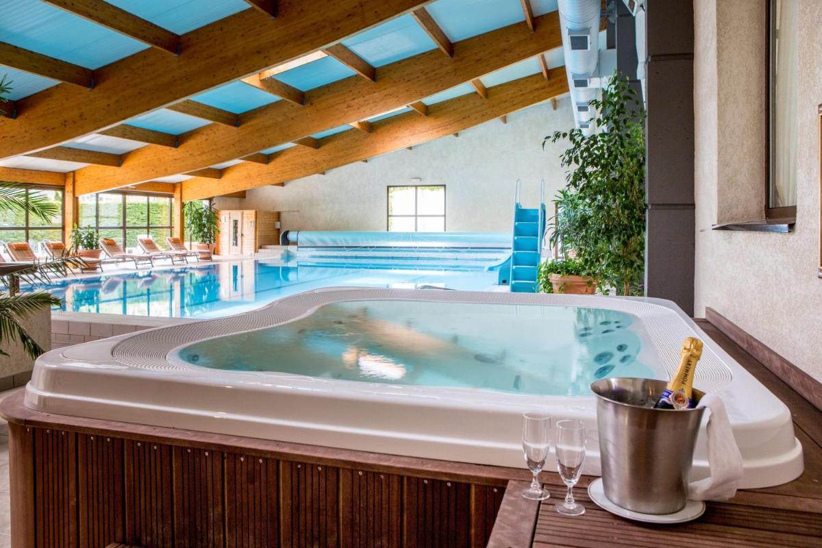 Piscine de l'établissement Best Western Le Relais de Laguiole Hôtel & Spa ou située à proximité