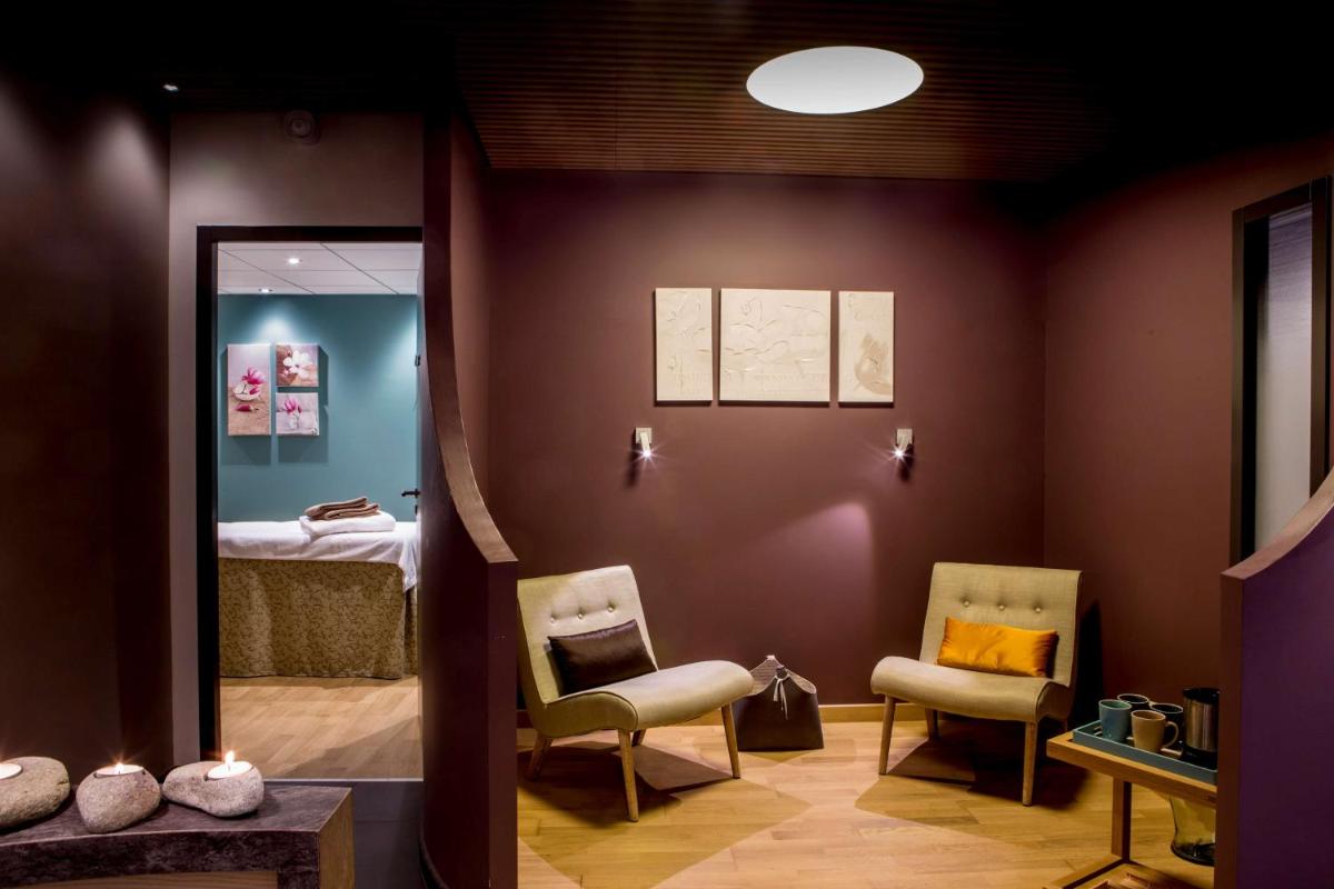 Coin salon dans l'établissement Best Western Le Relais de Laguiole Hôtel & Spa