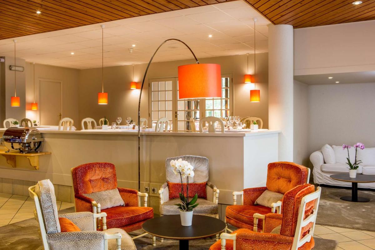 Coin salon dans l'établissement Best Western Le Relais de Laguiole Hôtel & Spa