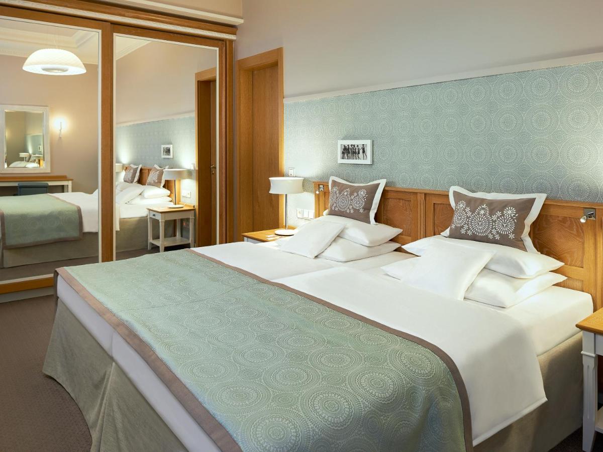 Ein Bett oder Betten in einem Zimmer der Unterkunft A-ROSA Kurhaus Binz